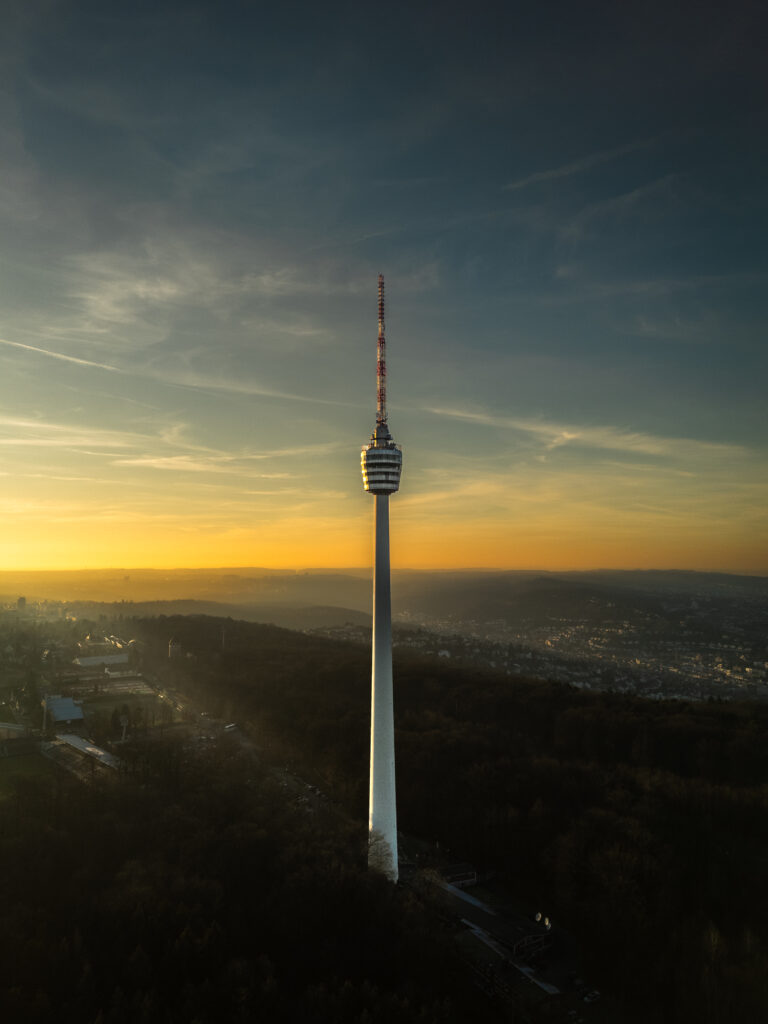 Drohnenaufnahme des Stuttgarter Fernsehturms bei Sonnenuntergang – symbolisiert Weitblick, Professionalität und moderne Businessfotografie von FC Visuals.