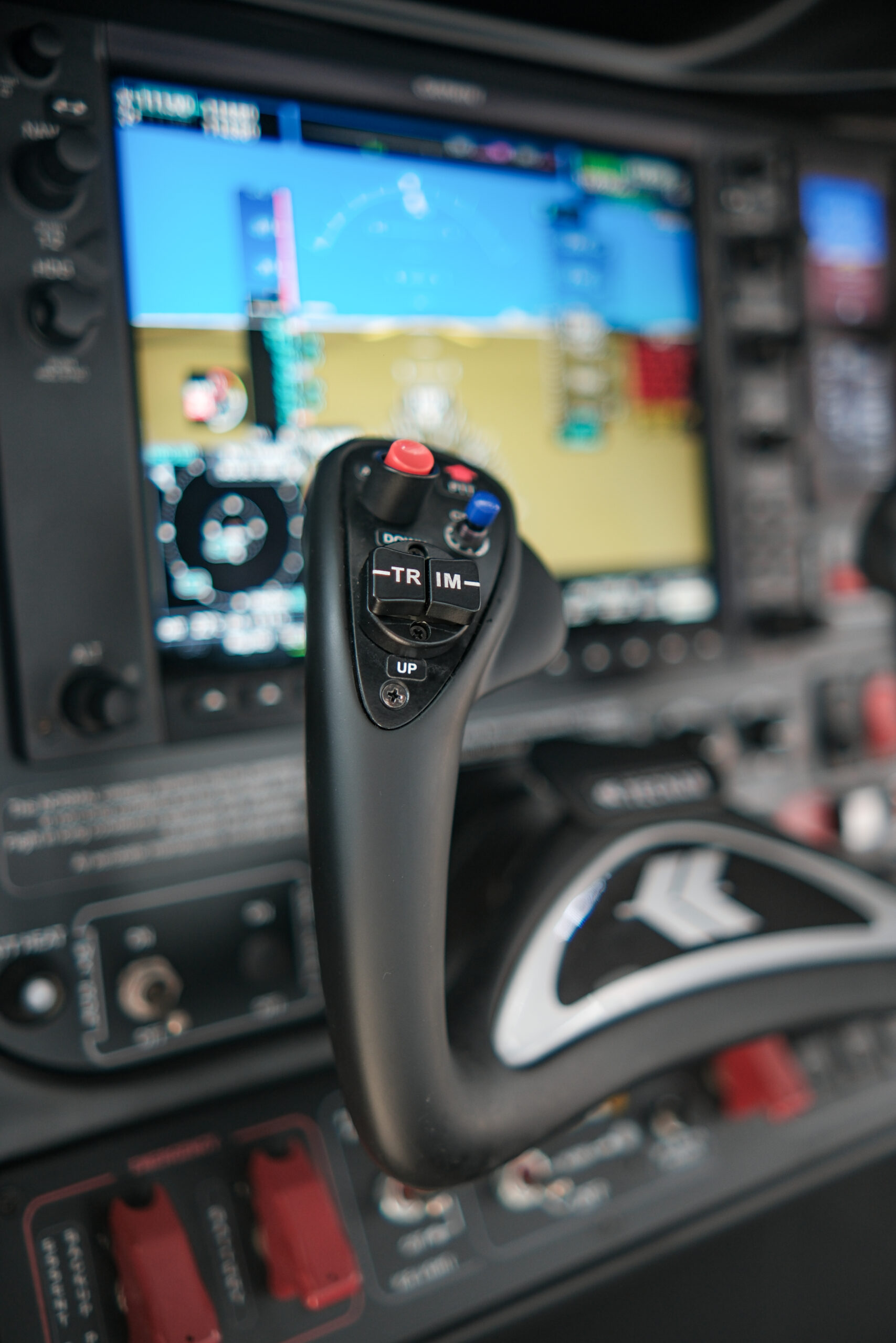 Detailaufnahme eines Cockpits mit Steuerknüppel – Imagefilm & Drohnenvideo für Flybird von FC Visuals