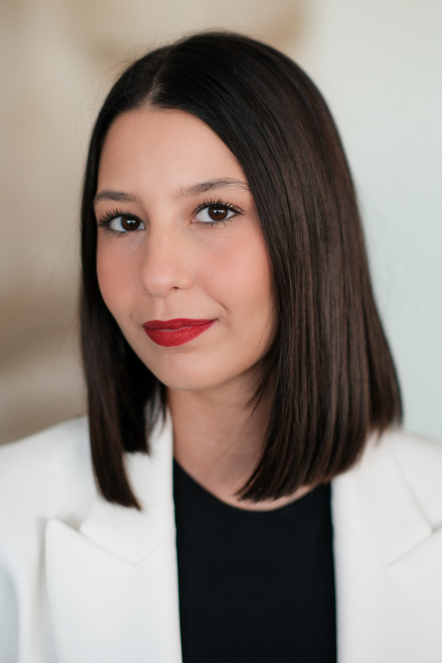Businessportrait einer Frau im weißen Blazer – professionelle Mitarbeiterfotos in Stuttgart - Businessfotografie Stuttgart