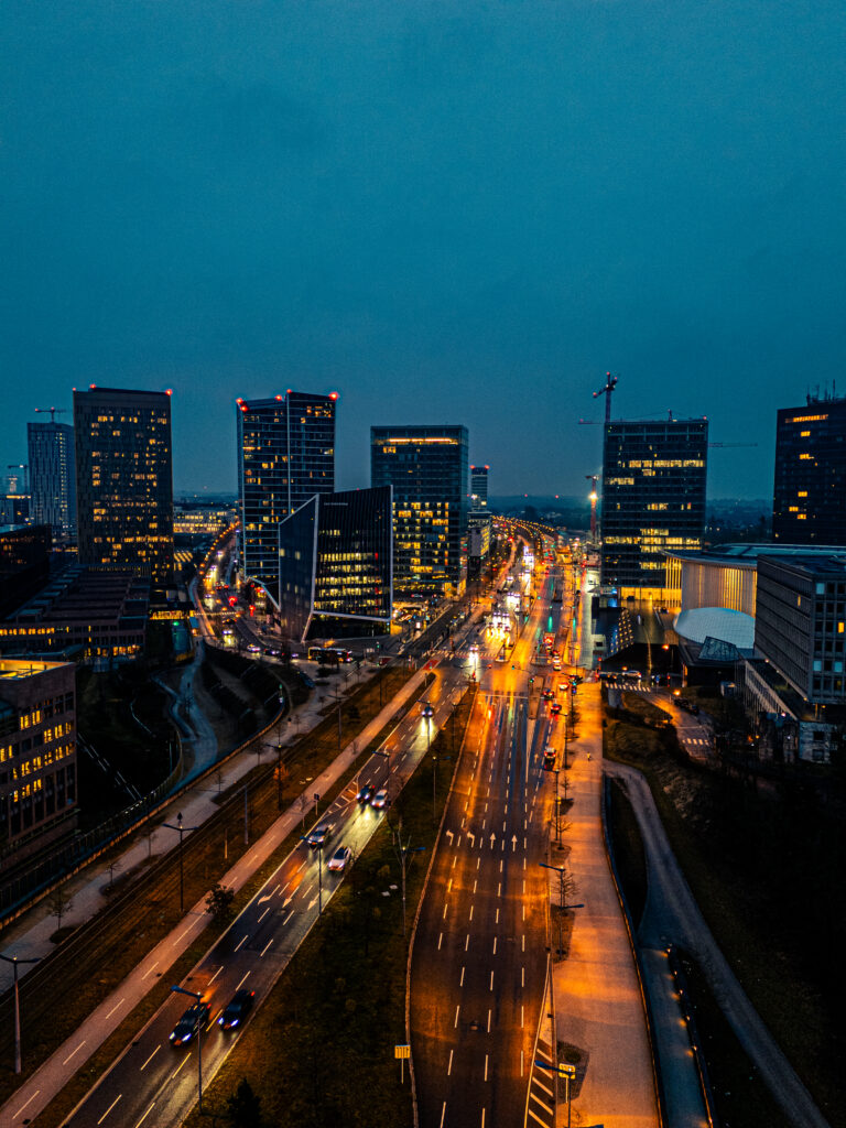 Moderne Stadtaufnahme bei Nacht mit Lichtspuren – FC Visuals Luftbildproduktion